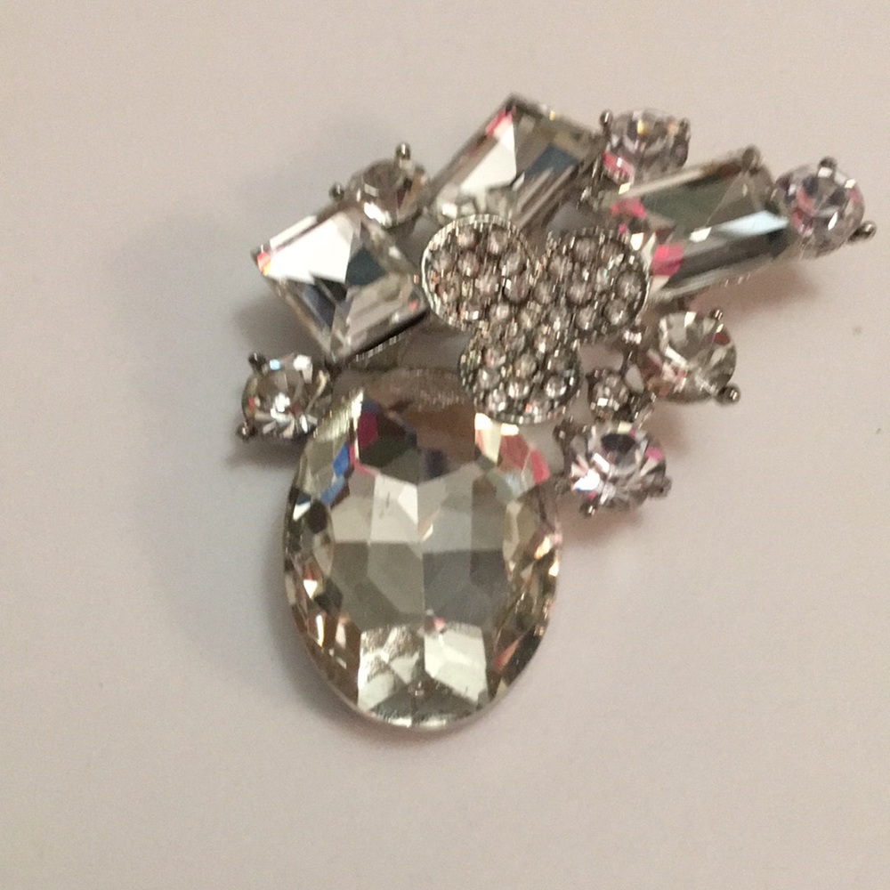 Geo design clear rhinestone brooch